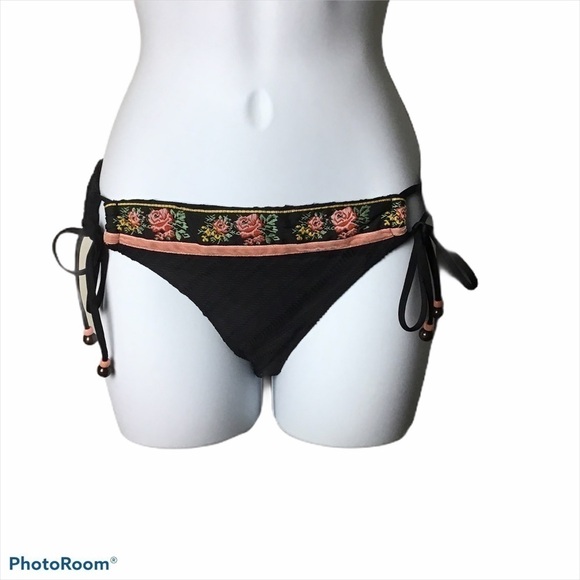 ISABELLA Rose Black Crochet Bikini Bottom NWT - Picture 1 of 9